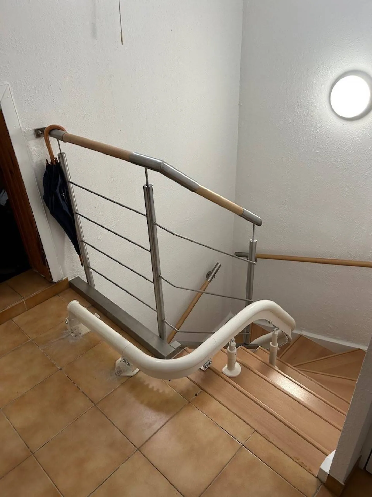 parking à 90° de l'OTOLIFT Smart sur l'arrivée haute à Marseille dans cet escalier 2/4 tournant