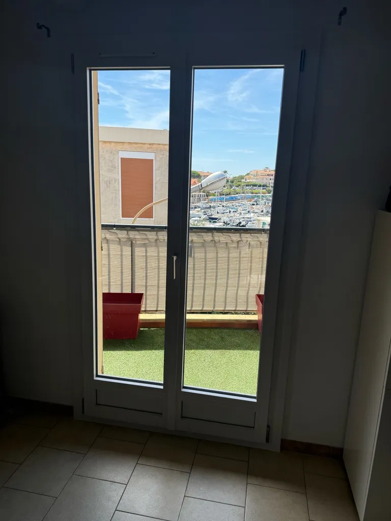 Mise en place de menuiseries Oknoplast sur Martigues