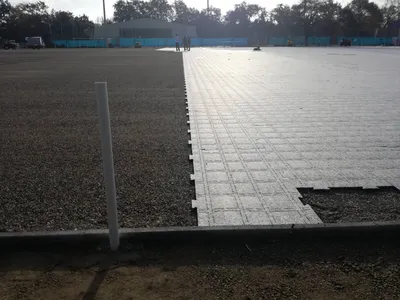 Couche de souplesse préfabriqué sur grave drainante pour terrain synthétique