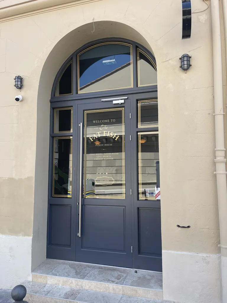 Création d'une vitrine sur mesure en bois pour le pub Fat fish