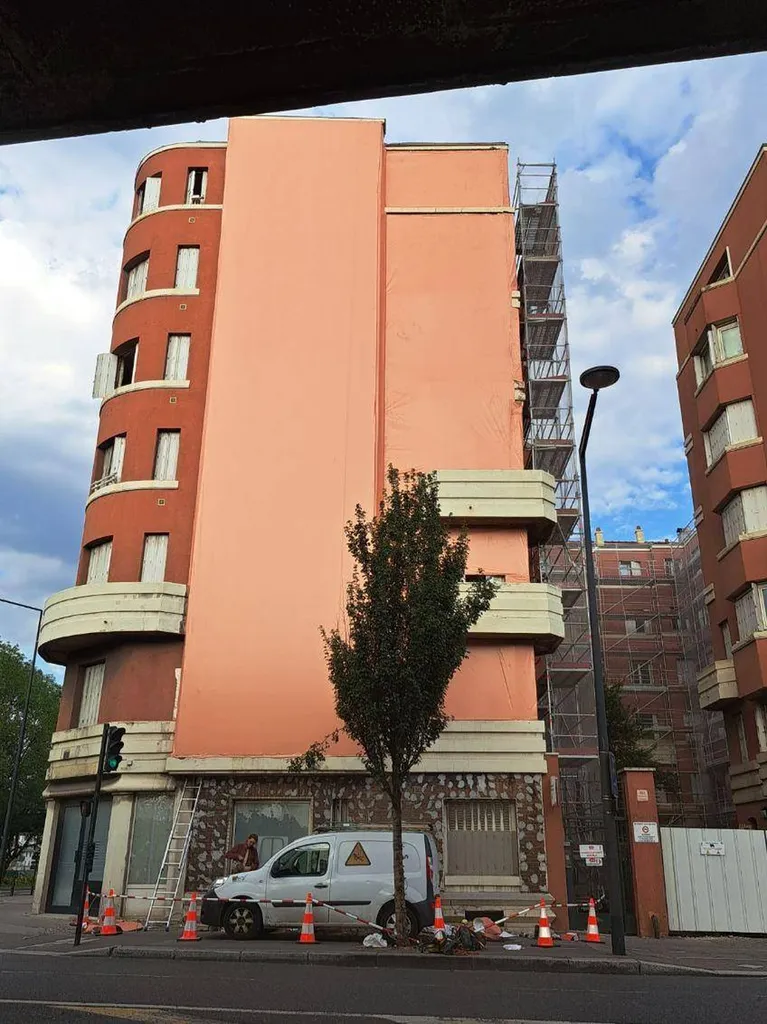 Habillage de façade d'immeuble pendant travaux à Saint Denis (93)