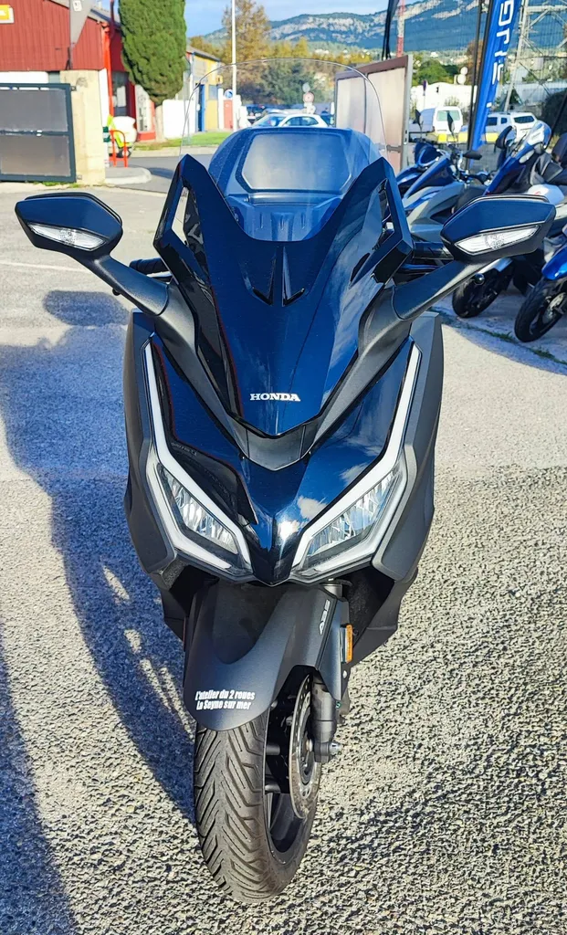 HONDA FORZA 125 TOP BOX DU 01/2024 AVEC 1080 KM.