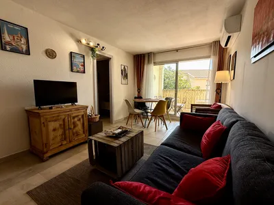 Les Issambres — Appartement 3 pièces de 34 m² entièrement rénové, dans une résidence prisée avec piscines et tennis, à deux pas de la plage