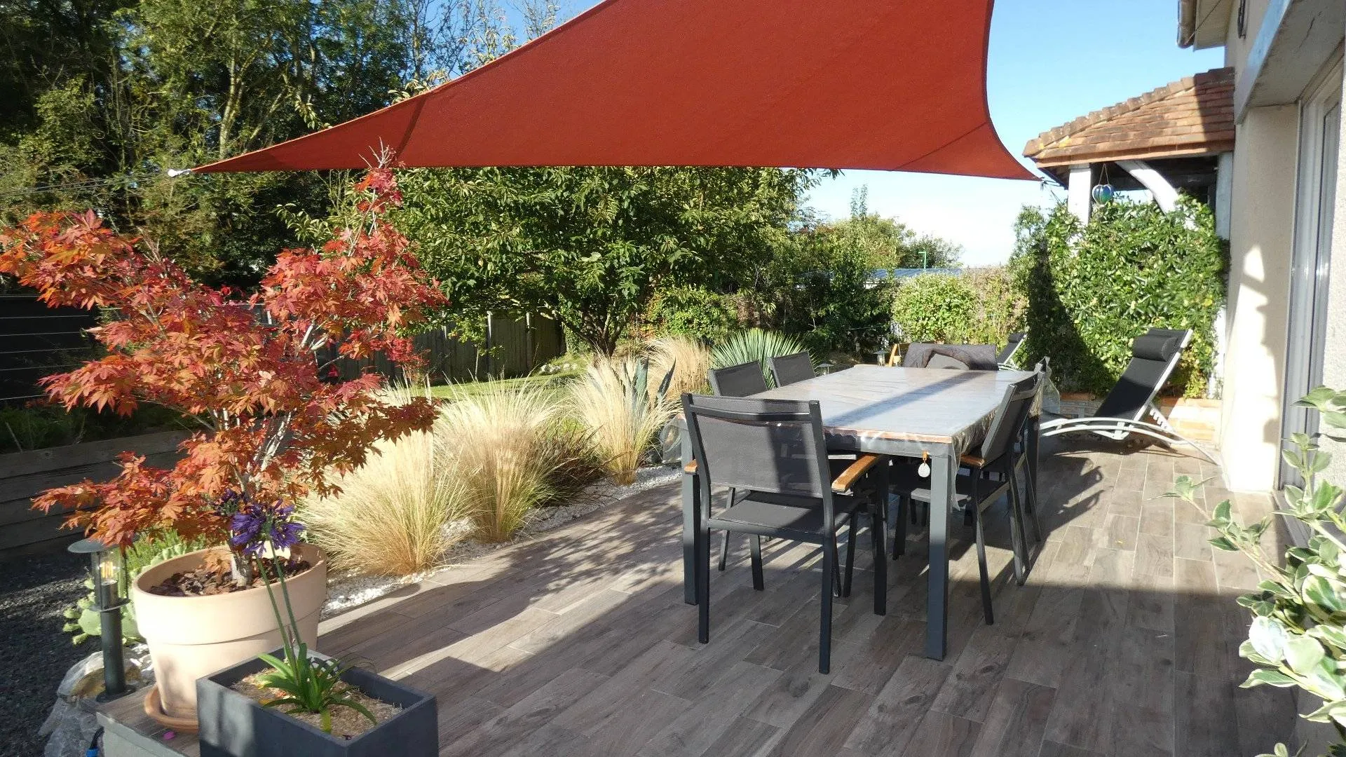 Dans un village côtier entre Dieppe et Le Tréport, à proximité immédiate de la plage.