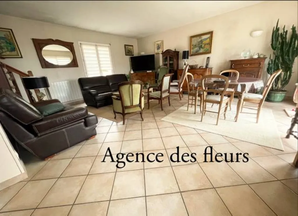 pavillon parfaitement entretenu sur sous-sol total avec entrée goudronnée, place de parking et belle terrasse