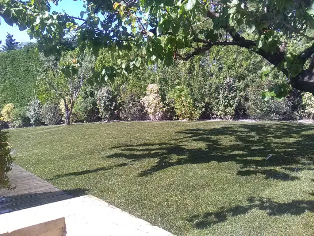 Pose de gazon en roulau par paysagistes a Eguilles