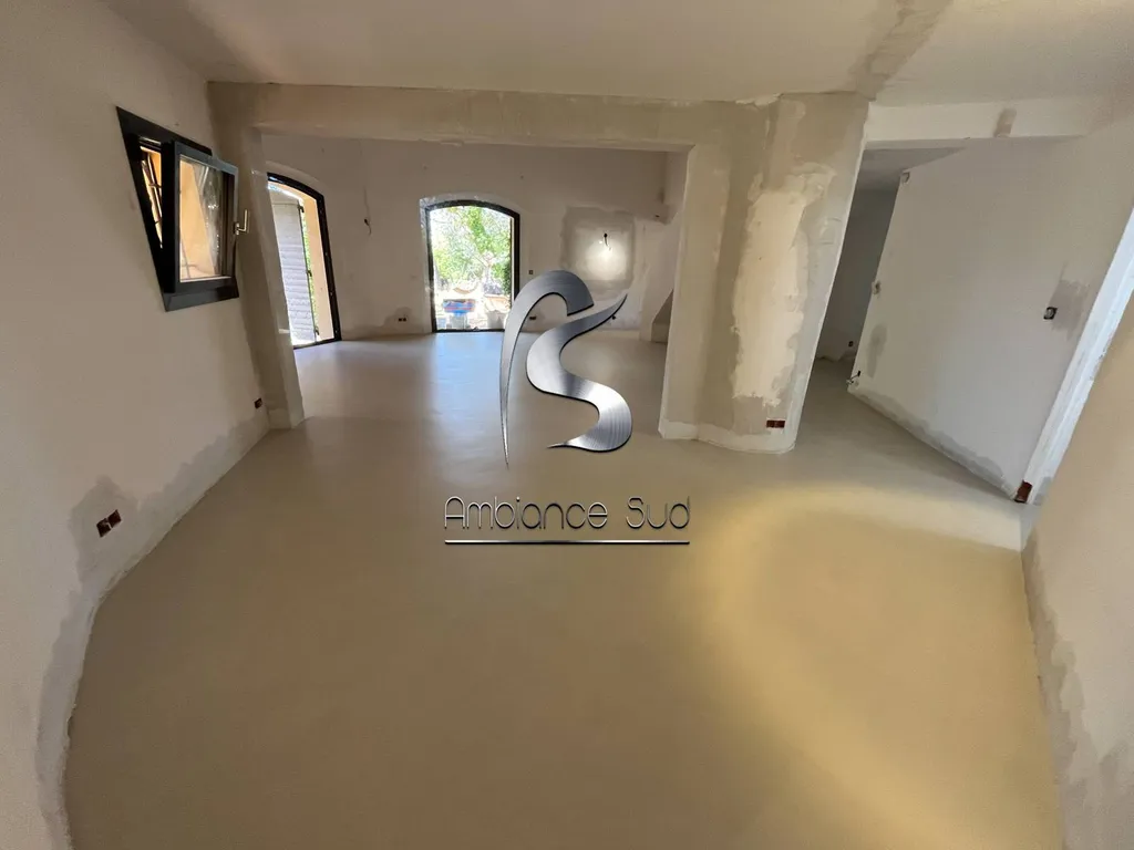 Sol de maison modernisé avec notre résine effet béton ciré à Rognes près de Charleval