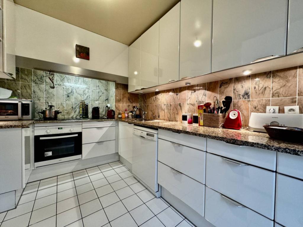 Acheter un appartement de 4 pièces avec 2 chambres et un parking