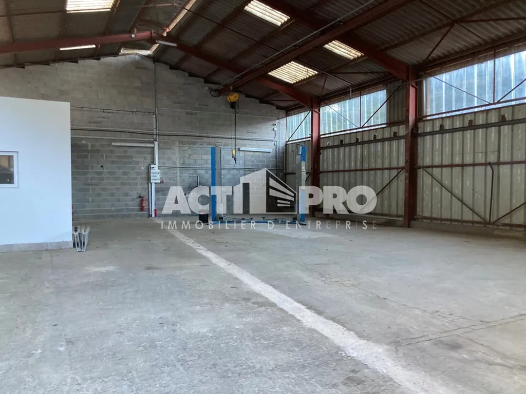 Entrepôt de 230 m² avec pont roulant et grand terrain de 3 400 m² à vendre entre Le Boulou et Le Perthus.