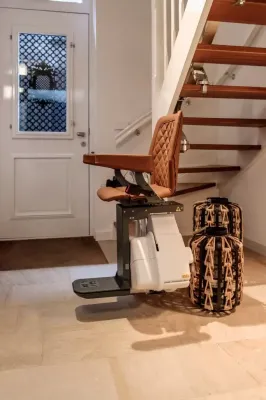 Avantages d'une installation d'un monte-escalier UP de DeVi-Stairlifts éligible au crédit d'impôt pour rester autonome à Lyon et sa région