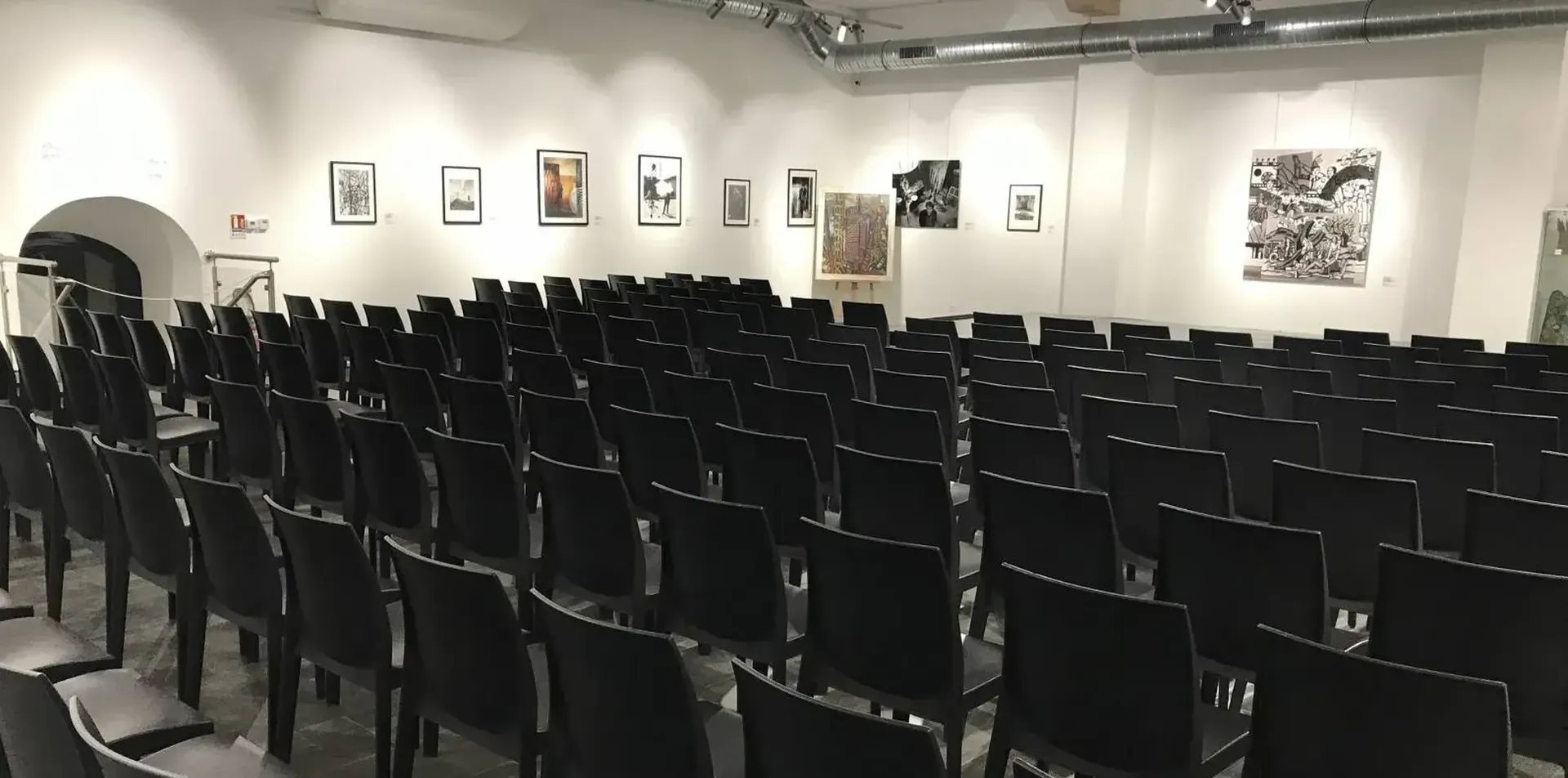 Location de chaises pour un repas en plein air au bord de la Saône