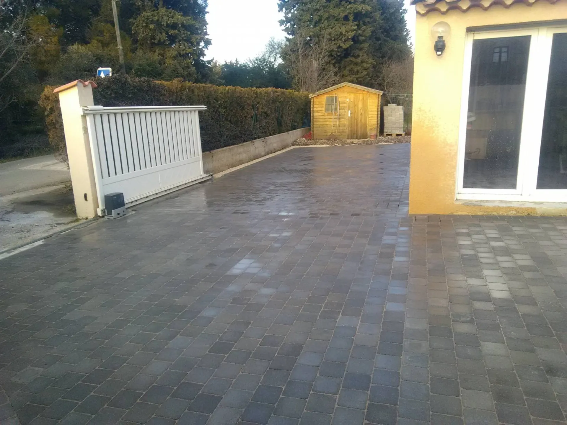 Pose de pavés carrosables pour parking voiture à l'entrée d'une villa proche de Salon de Provence