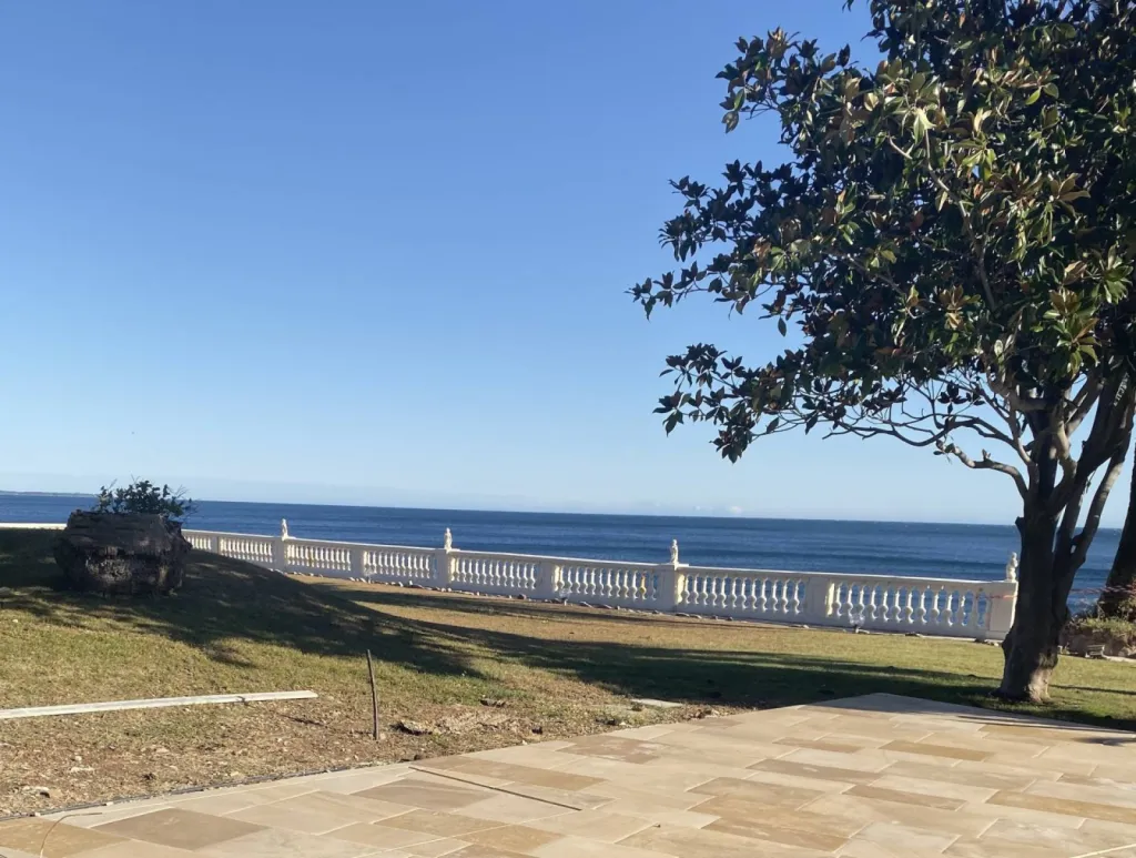 Terrasse en pierre de France Roche d’Or ©, finition vieillie à la main haut de gamme en Provence, Méditerranée. FRANCEPIERRE 36 rue de Bourgogne 75007 Paris
