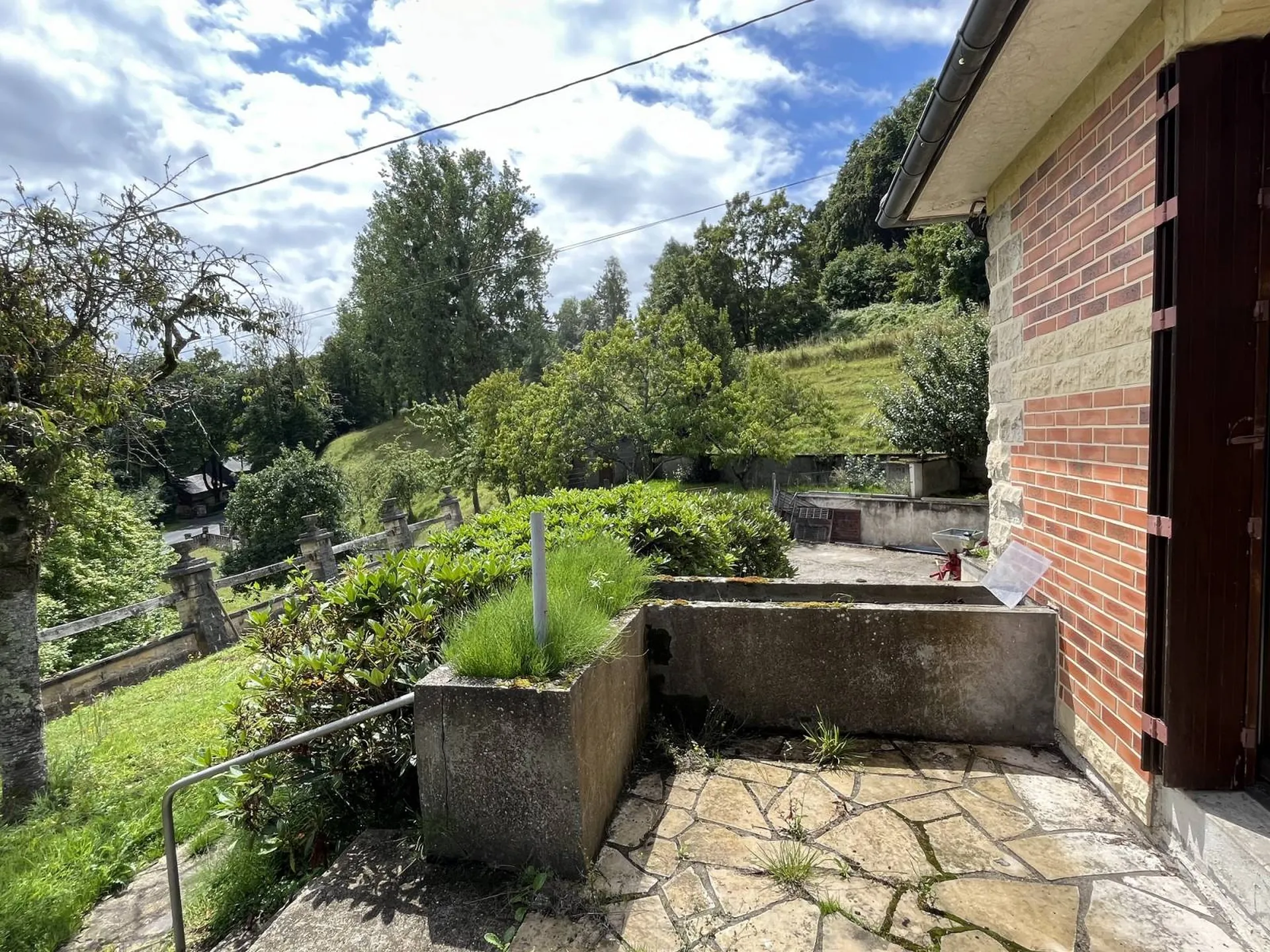 Maison individuelle de 1967 - Environ 2768m²  de terrain - Sous-sol complet