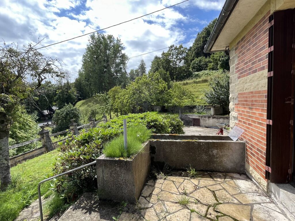 Maison individuelle de 1967 - Environ 2768m²  de terrain - Sous-sol complet