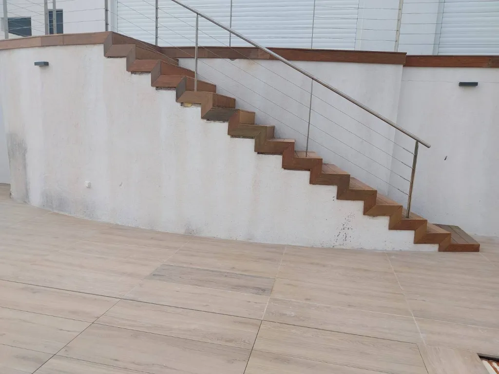 Design Épuré, Durabilité Externe : Notre Escalier en Ipé à Carry-le-Rouet 