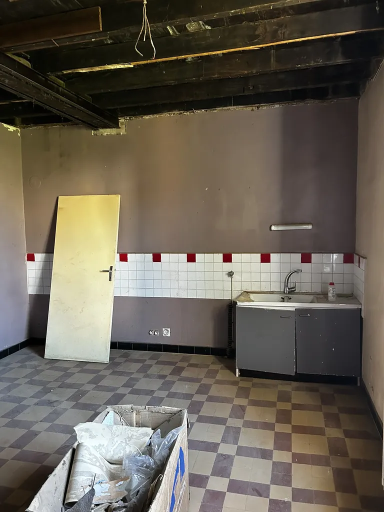 Cuisine avant rénovation dans une maison ancienne à Saint-Lager près de Belleville-en-Beaujolais (Rhône 69).