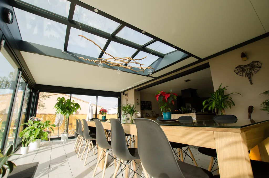 Extension toit plat pour créer une salle à manger à Sausset-les-Pins : agrandissement maison toit plat lumineux près de Martigues et Marseille avec une structure aluminium isolante