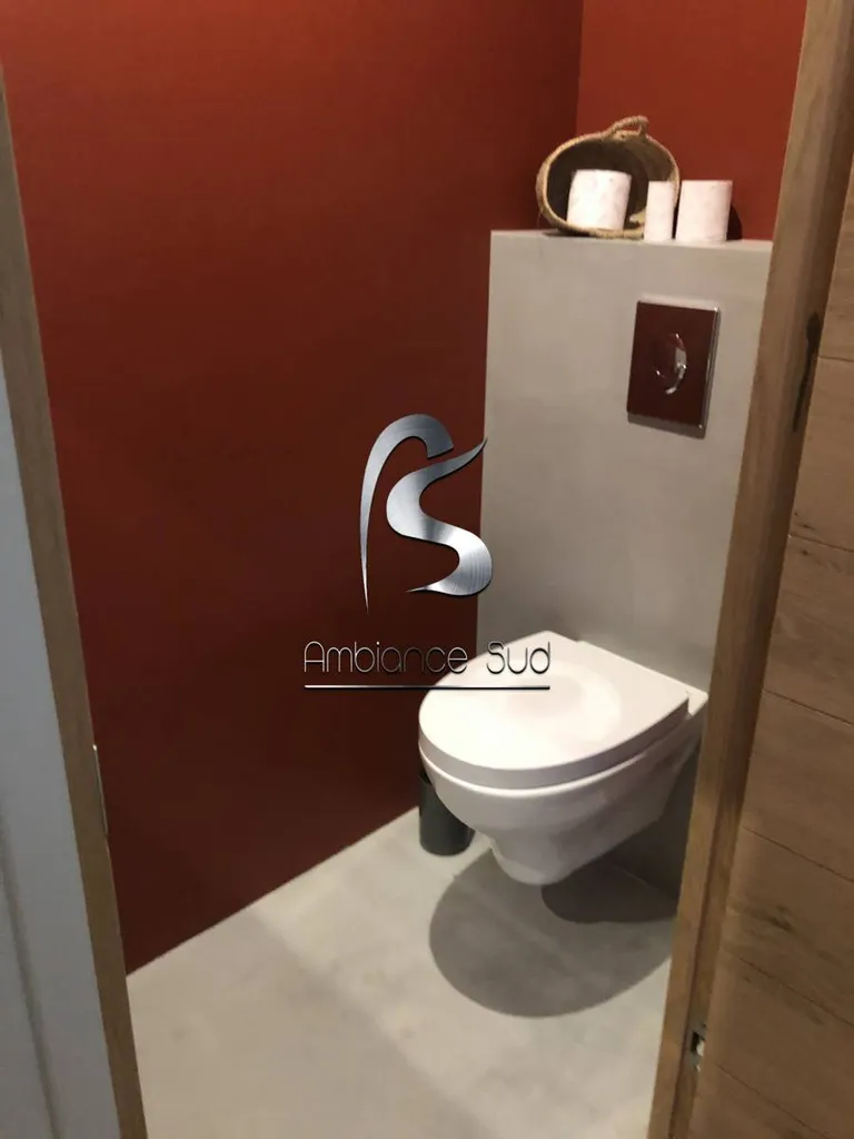 Rénovation sol et mur en béton ciré wc à Sanary-sur-Mer