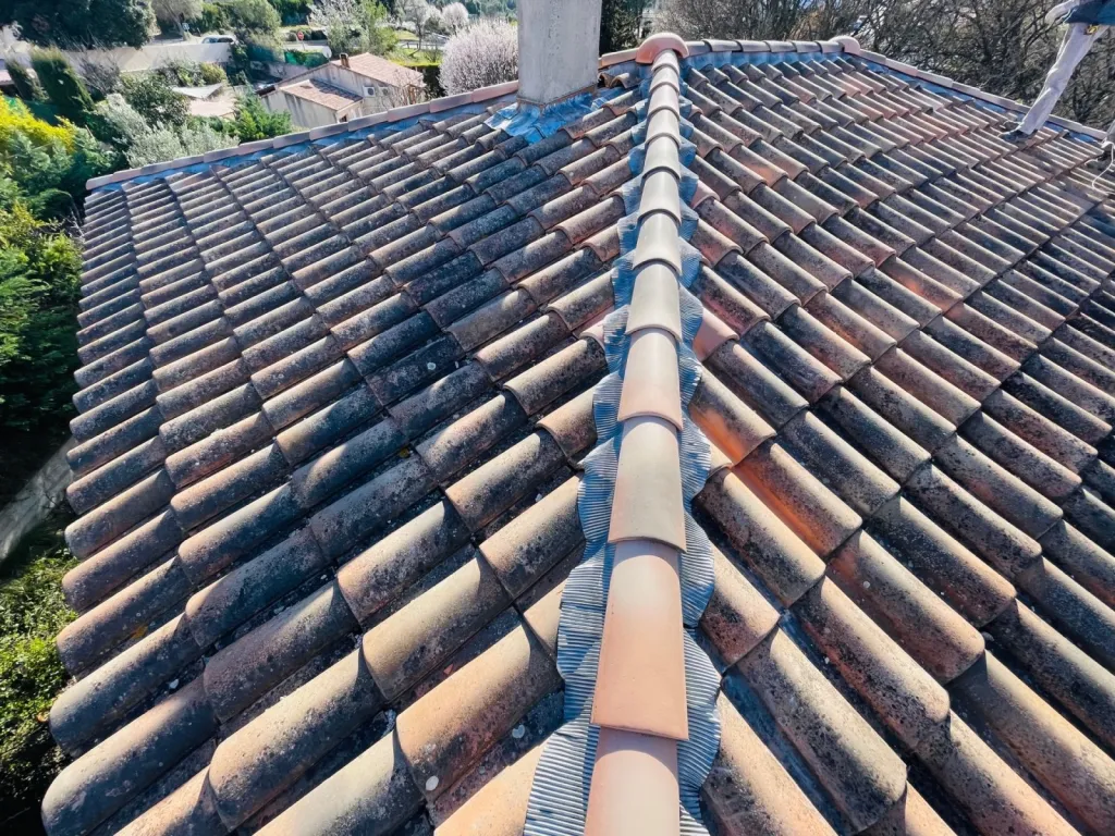 Rénovation d’une toiture de maison sur Faîtage et nettoyage de tuiles sur Fuveau 13710 près de Aix en Provence.