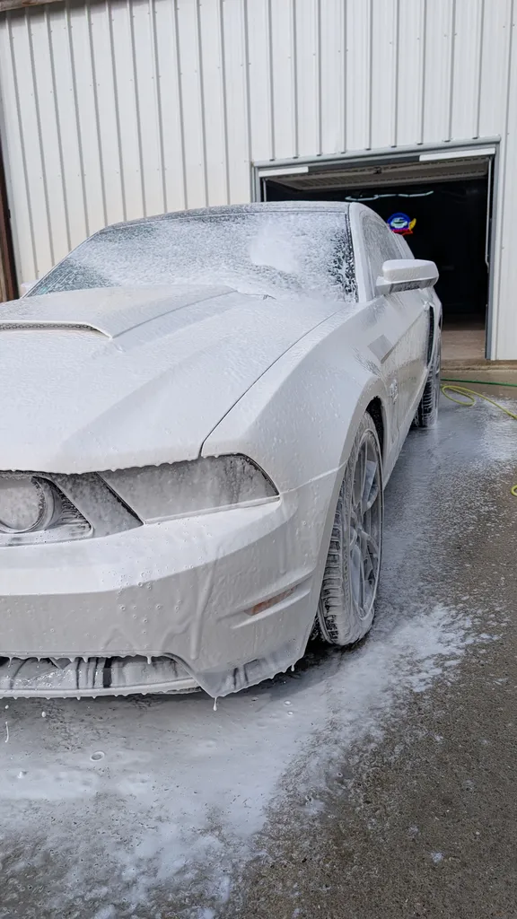 Nettoyage extérieur de voiture avec lavage décontaminant haut de gamme pour sublimer la carrosserie de votre voiture