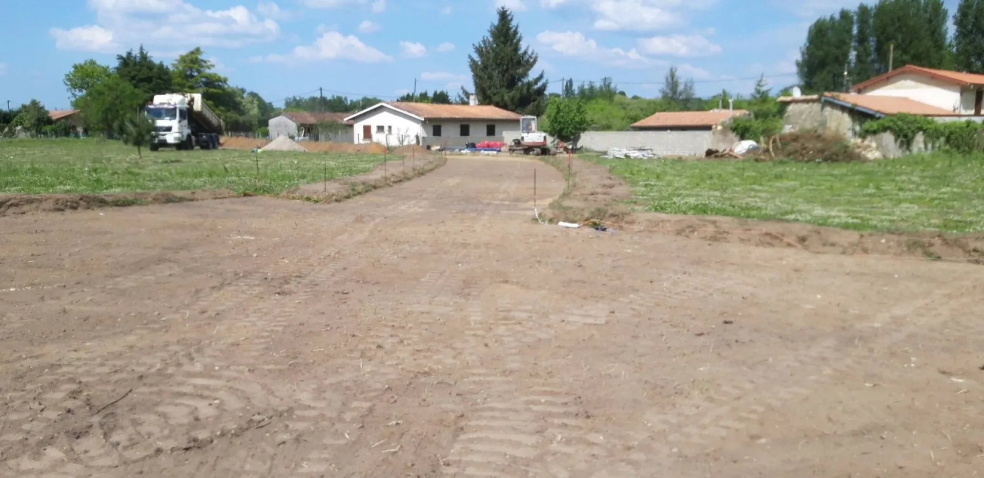 Terrassement d'une plate-forme par une entreprise spécialisée à Cadaujac en Gironde