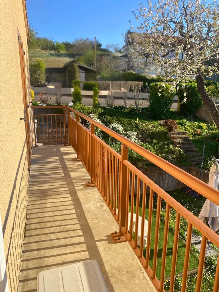 Installation d'un garde-corps KSM sur-mesure en alu sur balcon à Veyre-Monton dans le Puy-de-Dôme (63)