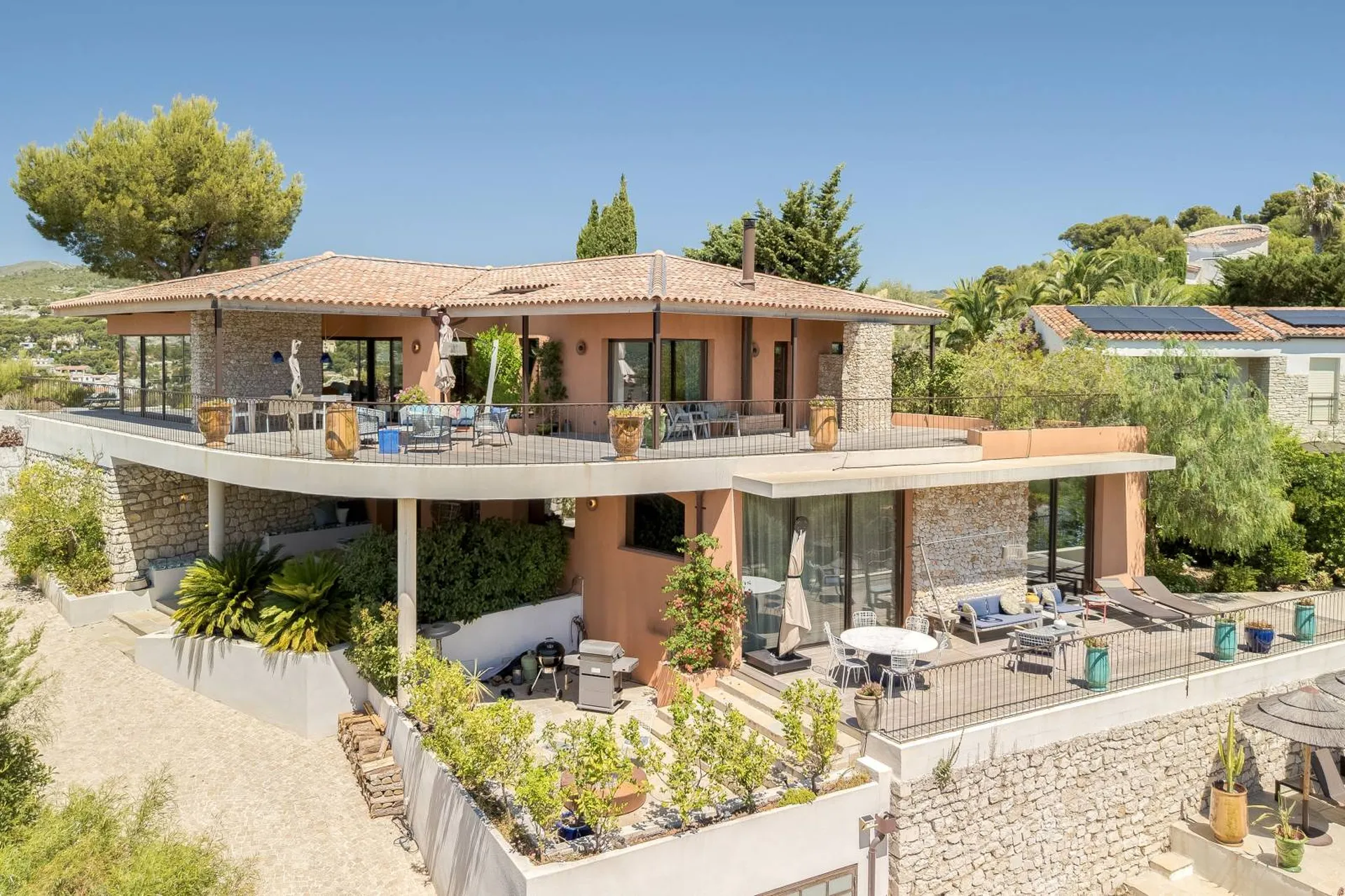 Maison moderne Cassis  nichée à l'abri des regards bénéficiant d'un panorama exceptionnel sur la baie