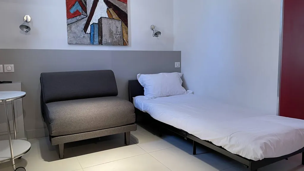 Hôtel de la Plage - HDLP Proche de la mer. Chambre Familiale Sud  pour 2 adultes et 2 enfants. 1 ou 2 couchages (80X190CM) ou salon