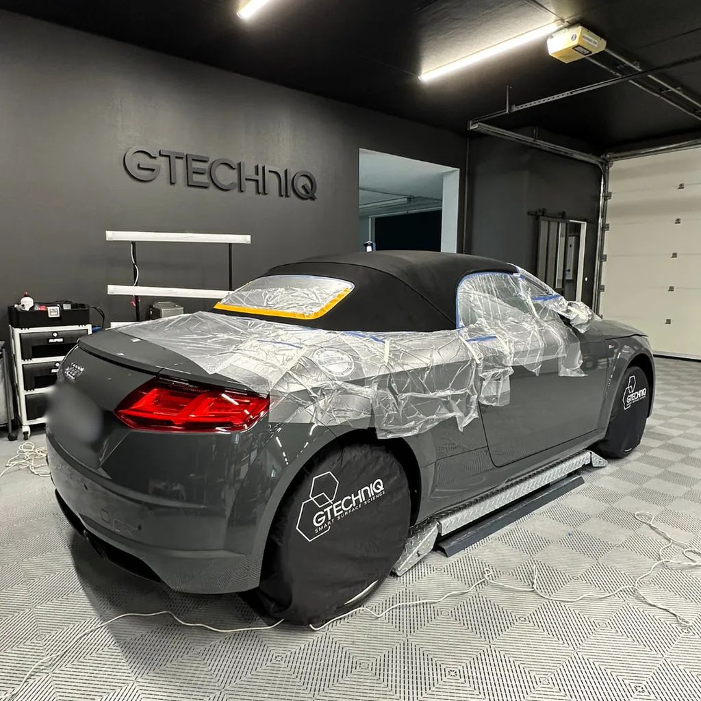 Pose d'une protection céramique GTechniq sur une Audi TT proche du Mans