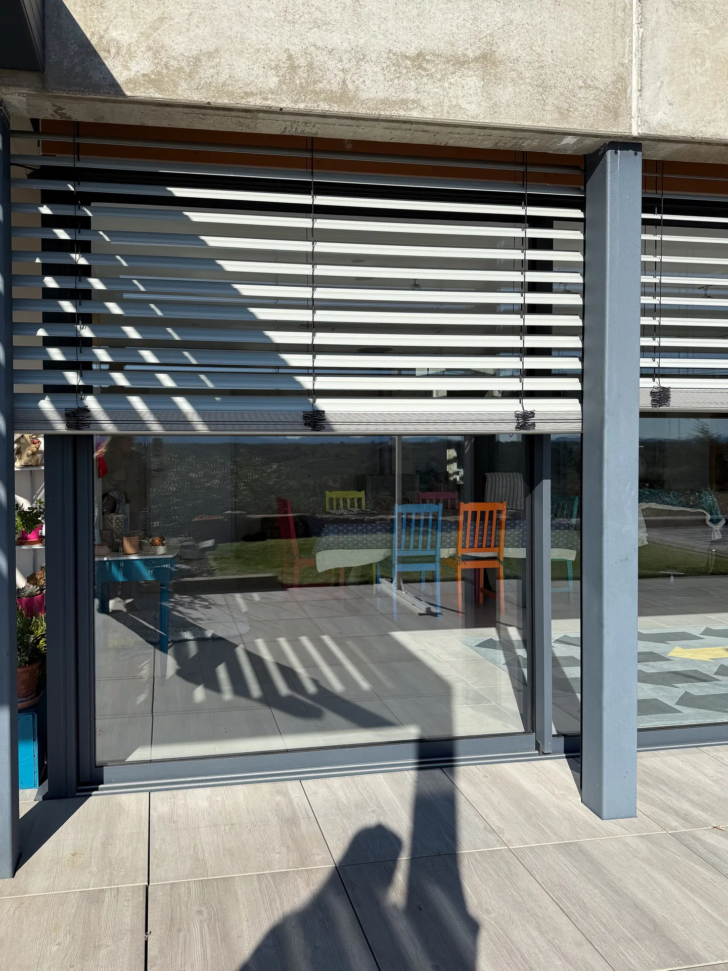 Menuiseries aluminium sur mesure avec BSO orientables : une réalisation RG Aluminium pensée pour la lumière et l’ouvertur