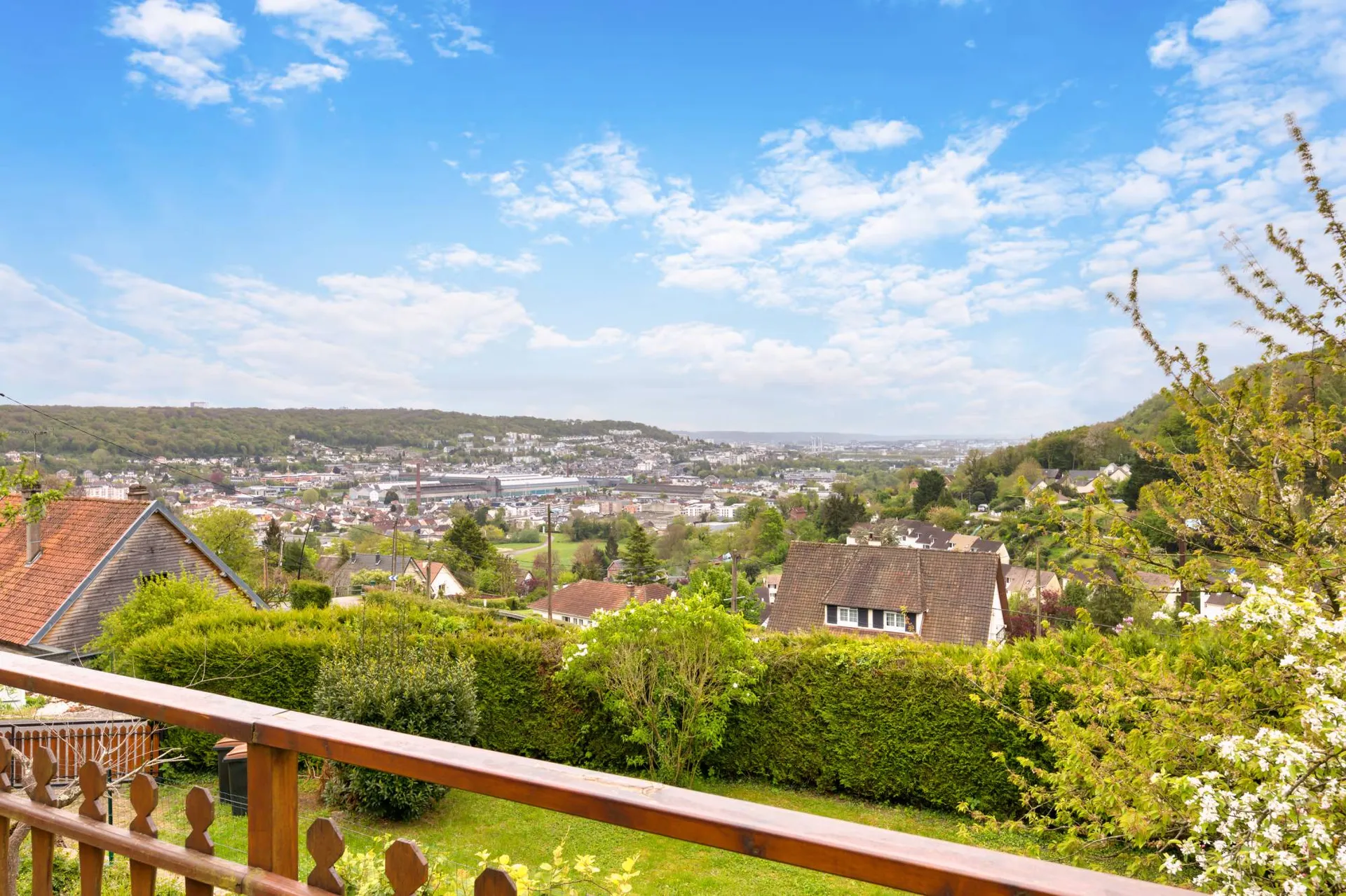 Vends propriété sur les hauteurs de Maromme représente une opportunité unique, alliant confort, fonctionnalité et proximité avec les commodités de la ville de Rouen.