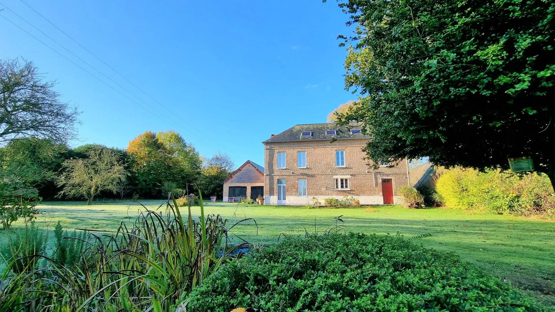 A vendre très belle propriété de 225 m² habitables, 5 chambres, piscine couverte, à 5 km de tous commerces 76260 et 10 km de la mer.