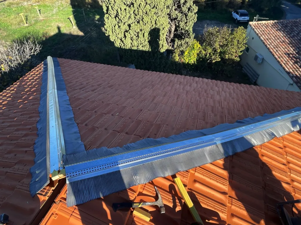 Intervention des couvreurs sur un changement de toiture de maison sur Châteauneuf-les-Martigues près de Martigues