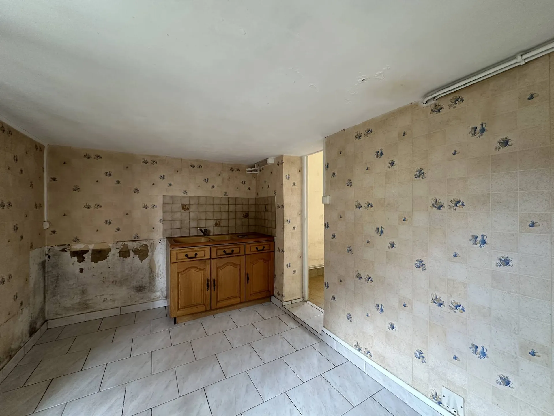 Vends en Normandie maison avec travaux et un terrain de 4700m2.