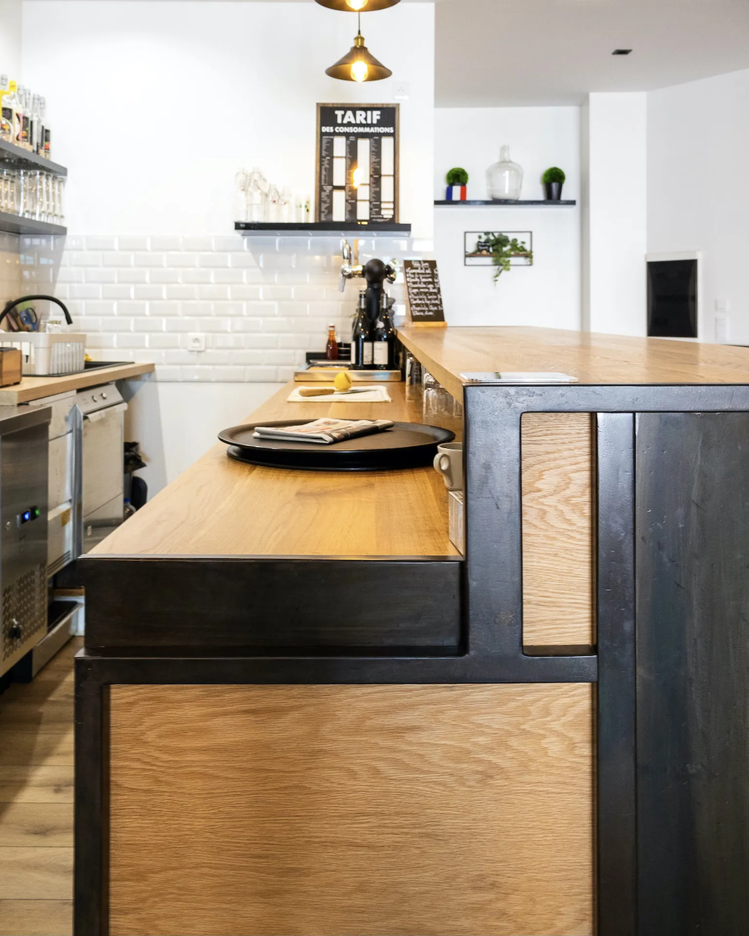Bar en bois et fer pour le Bar Factory au centre ville d’Aubenas en Ardèche