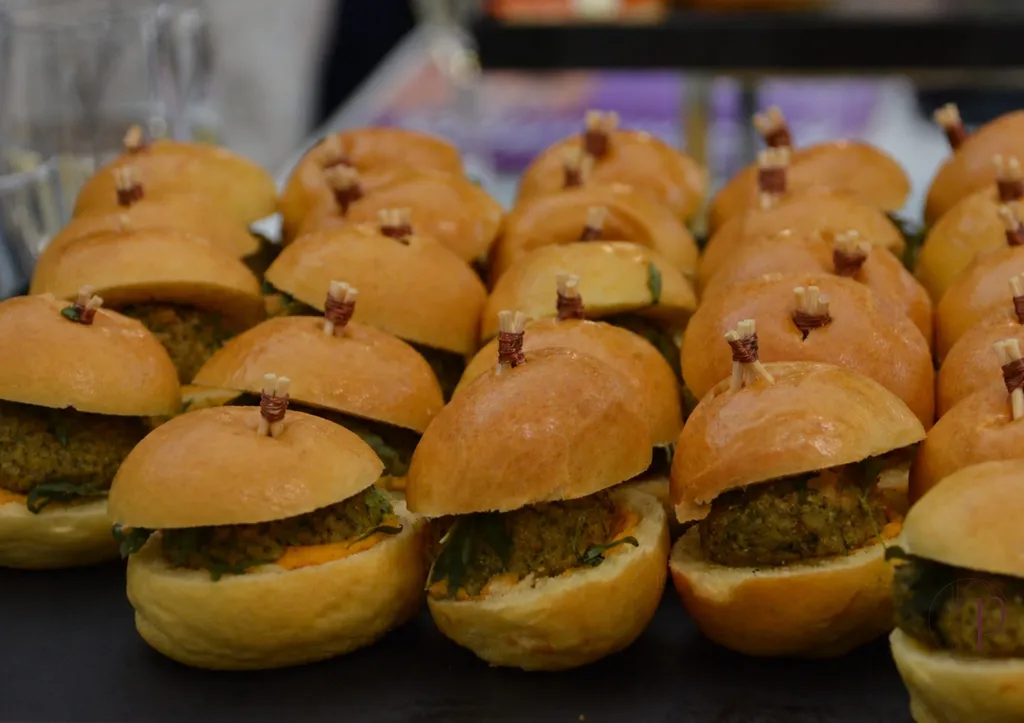 Mini Burgers falafels, houmous citronné, pousse de coriandre et pointe de sauce piquante