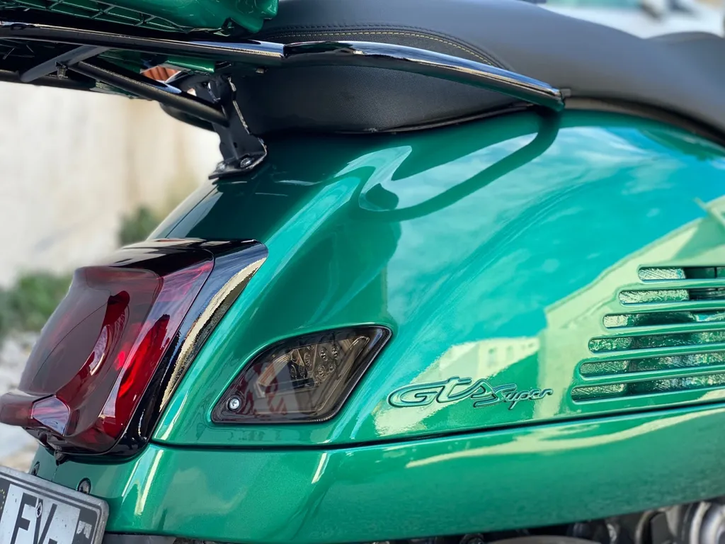 Personnalisation de scooter: Peinture sur Vespa GTS Super 300 chez Platinum Carrosserie à Carnoux