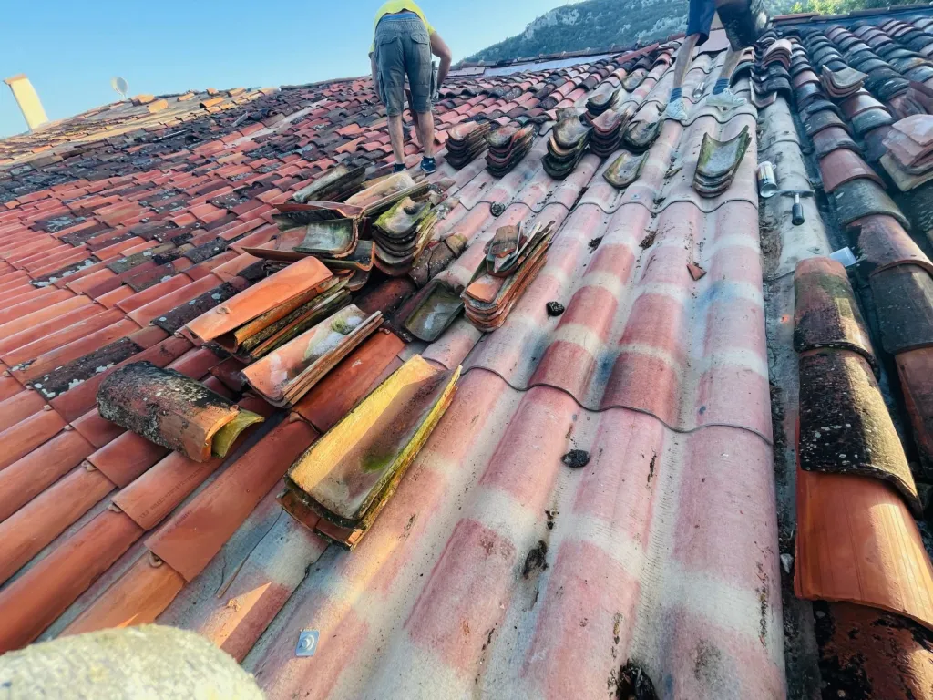 Couvreur pour changement de toiture de maison suite à de multiples fuites à Aix les Milles 13290