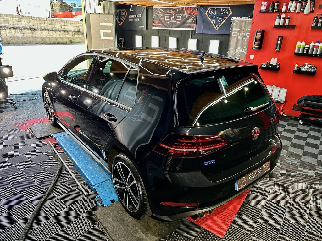 Restauration Volkswagen Golf GTE polissage Traitement céramique sur Lyon 