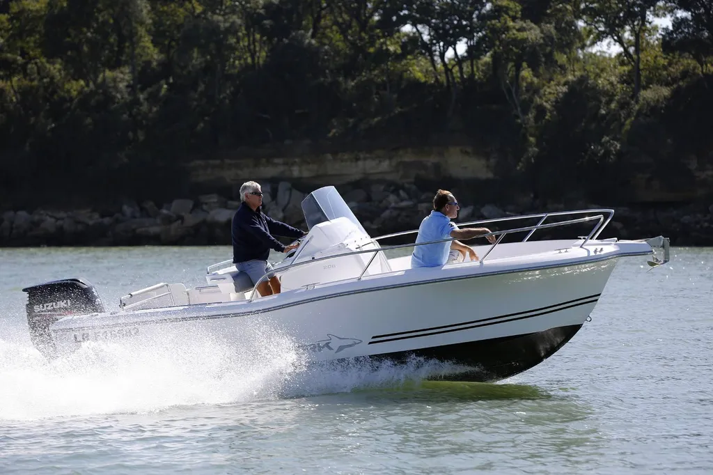 Vend bateau à moteur neuf 210 CC Origin White Shark Toulon