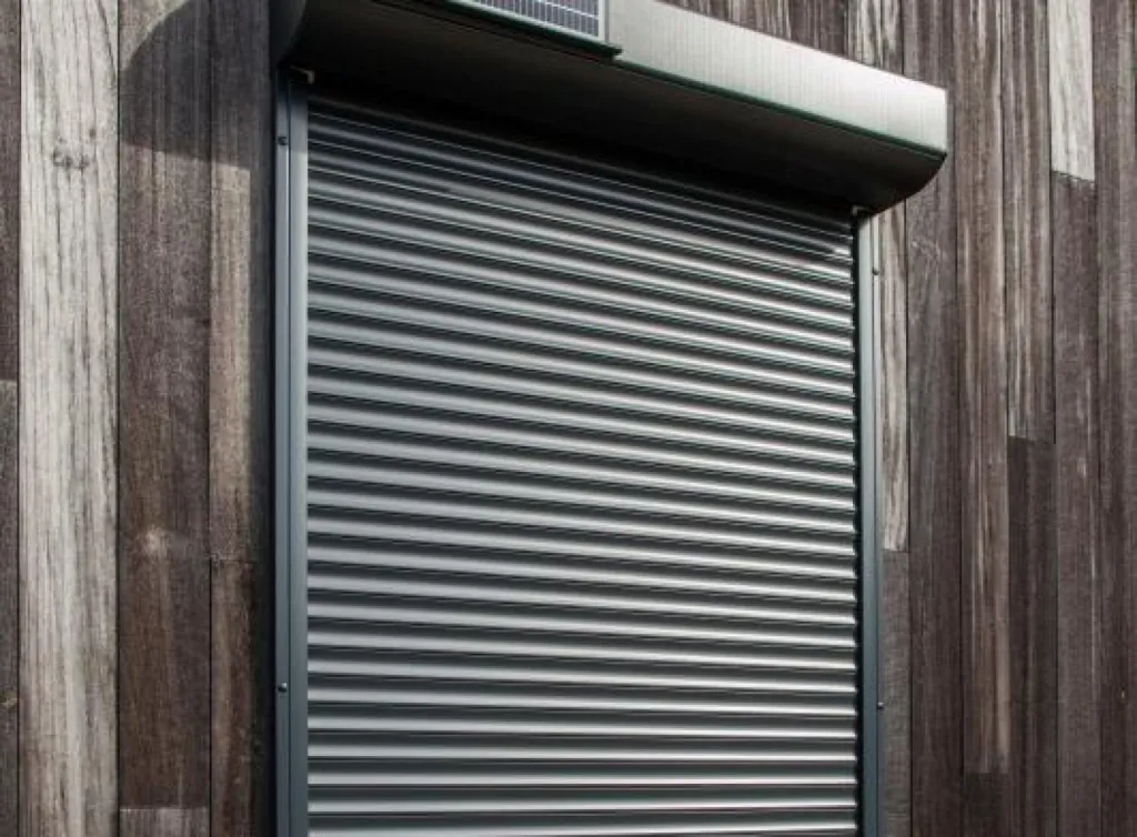 volet roulant solaire sur mesure en façade salon de provence