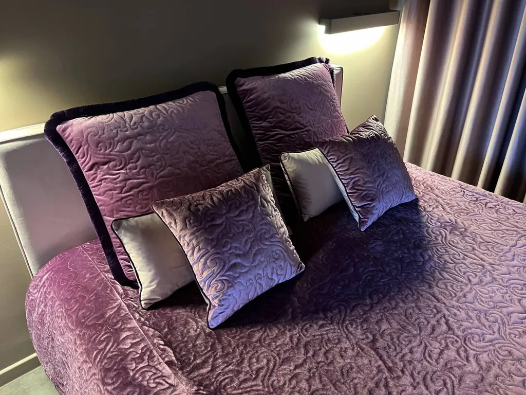 Rideaux , coussins et jeté de lit confectionnés sur mesure pour une maison en Isère