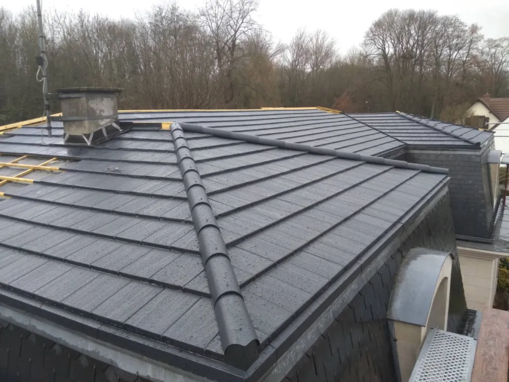 Tuiles métalliques plates METROTILE QUBE ACOUSTIC CLERGE COUVERTURE Toiture en cours 5de5