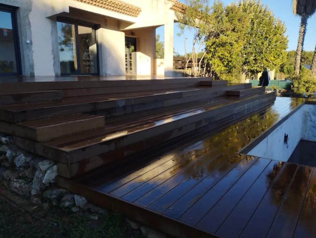 Pose d’une terrasse en bois exotique Itauba sur plots réglables : élégance naturelle et durabilité assurée à Montpellier dans l'Herault