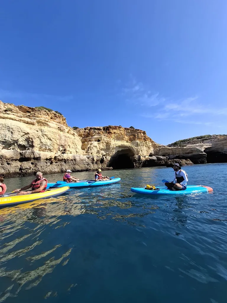 Voyage de cohésion en Algarve : un groupe uni profite d'un séjour au Club Med Da Balaia pour renforcer l'esprit d'équipe et partager des moments inoubliables.