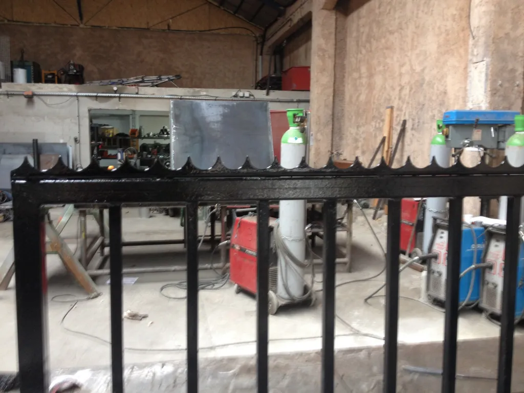 GRILLE AVEC DEFENSIVE ACIER CABRIES