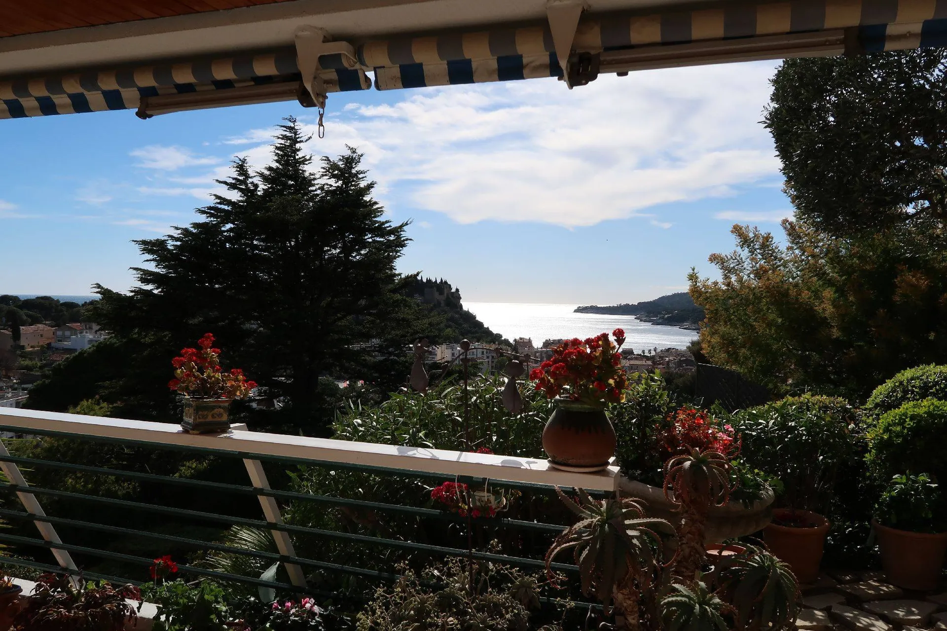 Appartement 3 Cassis dans résidence sécurisée de standing avec piscine, terrasse et jardin vue mer, parking privatif, cave et garage en option