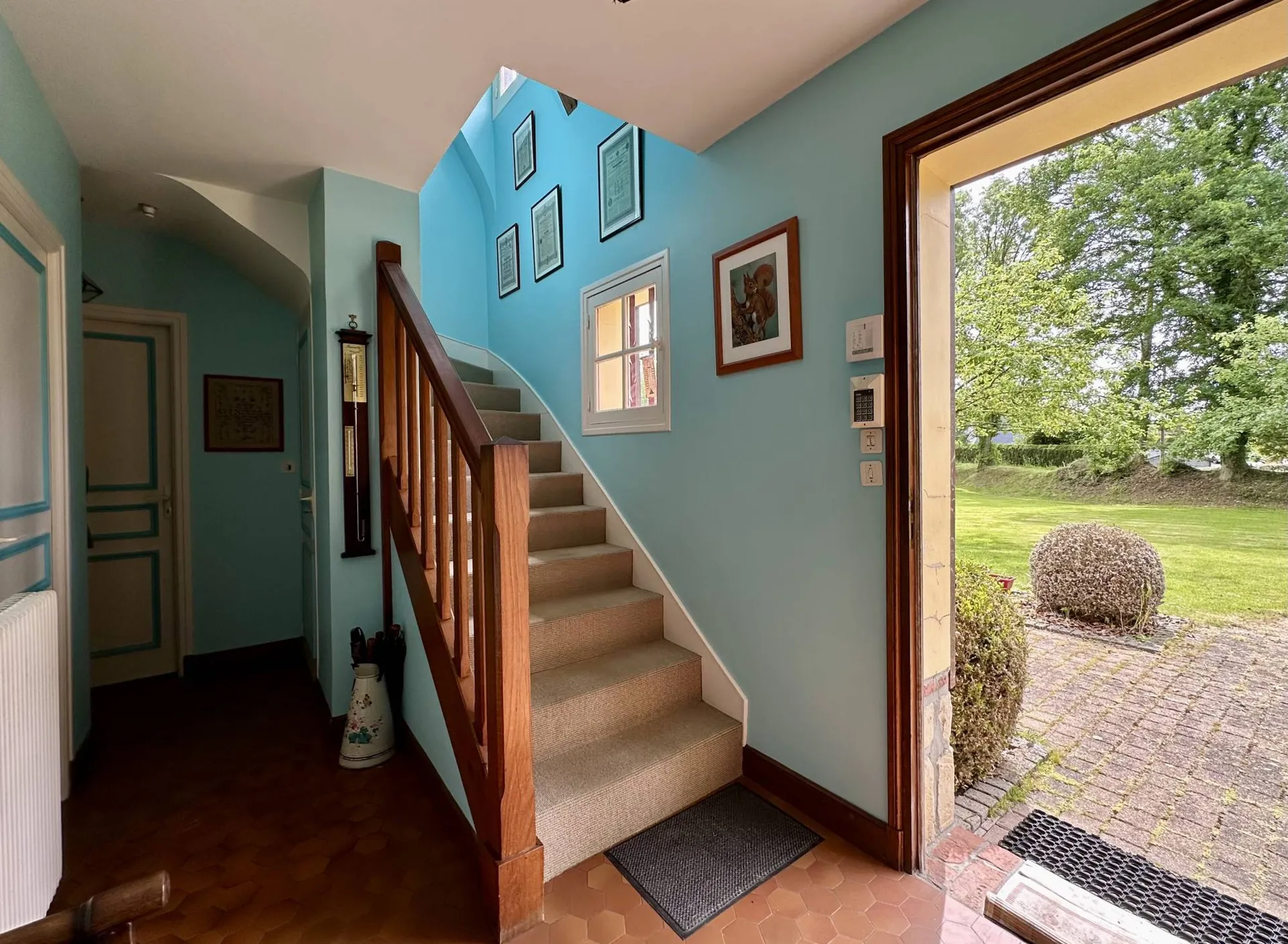 À vendre longère normande avec entrée spacieuse – Accueillante et lumineuse, idéale pour recevoir vos invités.