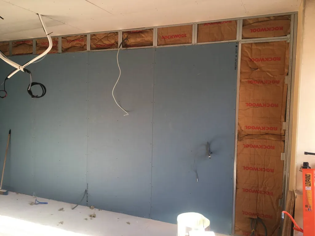 Aménagement d'un centre médical dans une maison de ville à Salon de Provence - isolation phonique d'un mur